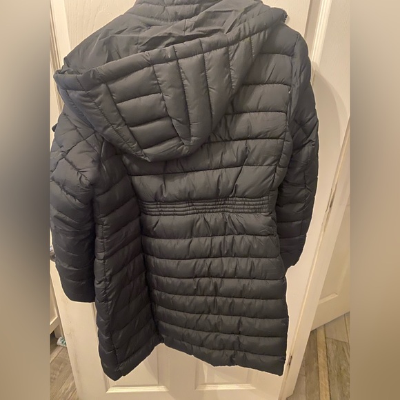 NWT Steve Madden packable hooded puffer jacket. Comes with pouch to pack jacket. - Picture 2 of 4
